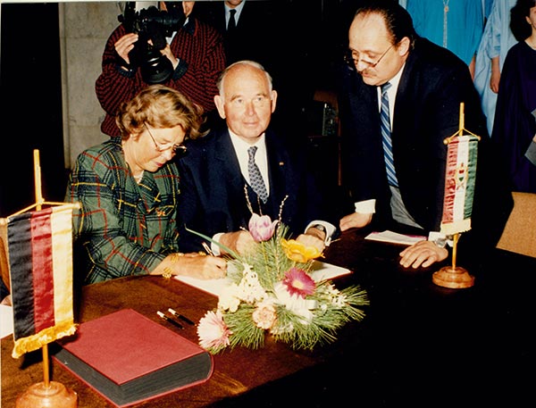 A magyarországi Ludwig Múzeum megalapításáról szóló szerződés ünnepélyes aláírására, 1989. március 21.