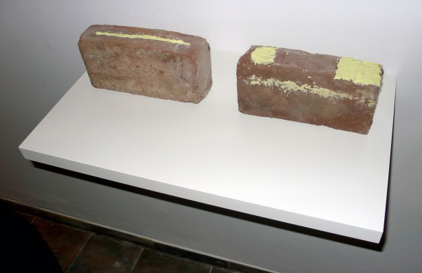 St.Turba Tamás: Csehszlovák rádió 1968 (1969), tégla, ragasztó, kén; meghatározatlan számú multiplika