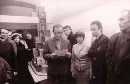 Forrás: http://www.c3.hu/~ligal/lia.html Kondor Béla megnyitja Gross Arnold kiállítását, Dürer Terem, Budapest (a későbbi Stúdió Galéria), 1970.